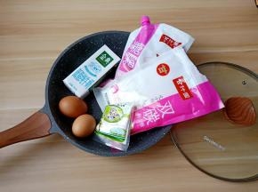 准备绵白糖、糖霜、牛奶、无铝泡打粉、鸡蛋两个、低筋面粉。