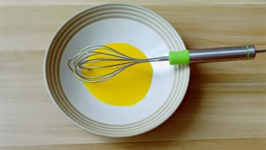 蛋清蛋黄分离，蛋黄先搅拌均匀。