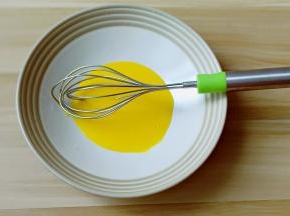 蛋清蛋黄分离，蛋黄先搅拌均匀。