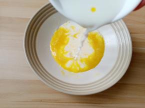 再加入纯牛奶搅拌均匀。