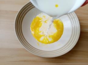 再加入纯牛奶搅拌均匀。