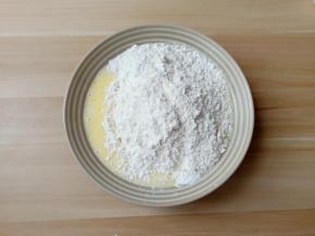 加入过筛好低筋面粉和泡打粉。