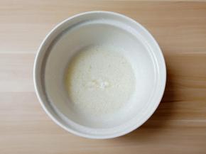 蛋清滴三滴的白醋或者柠檬汁用电动打蛋器打到鱼眼泡状态加1/3绵白糖。