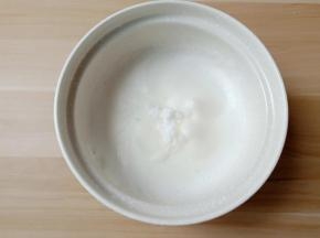 继续搅拌至蛋清变细腻，第二次加入1/3绵白糖。