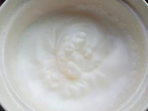 搅拌至有微微的纹路加入剩余的绵白糖。