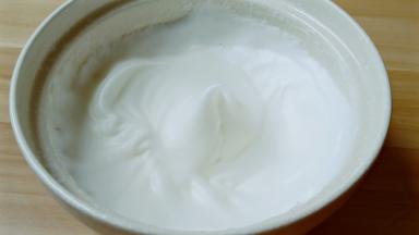 电动打蛋器开低速，打发到提起打蛋器有小弯钩就可以。