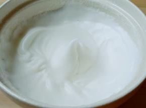 电动打蛋器开低速，打发到提起打蛋器有小弯钩就可以。