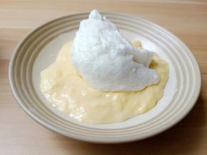 去1/3的蛋清白霜加入面糊中，用翻拌的手法拌均匀。