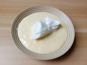 再取1/3的蛋白霜继续翻拌。