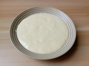 拌好的面糊倒入剩余的蛋白霜中，翻拌均匀即可。