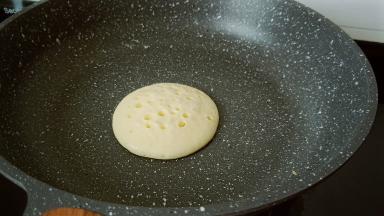 透过透明的盖子，看见面糊起大泡泡就可以打开盖子。这时候轻轻用铲子翻面是最佳状态。