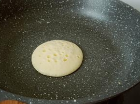 透过透明的盖子，看见面糊起大泡泡就可以打开盖子。这时候轻轻用铲子翻面是最佳状态。