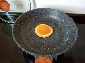 再继续开小火把另外一面加热至微黄即可。依次类推一个个松饼就做好了。