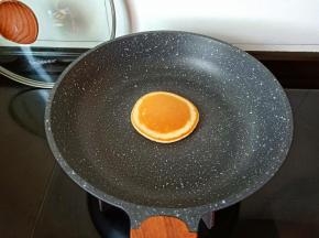 再继续开小火把另外一面加热至微黄即可。依次类推一个个松饼就做好了。