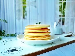 牛奶味的松饼搭配一杯牛奶，元气满满的一天开始了！