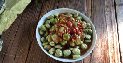 把芡汁淋入蚕豆上面