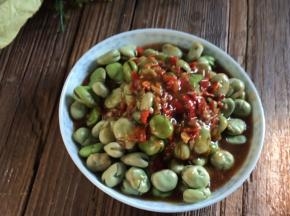 把芡汁淋入蚕豆上面