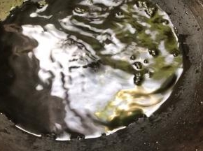 锅中倒入适量清水，加适量盐和少许食用油