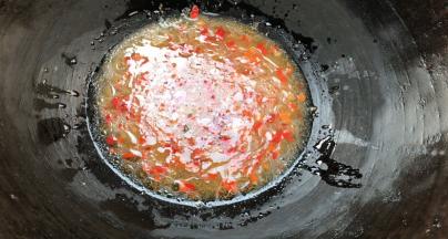 放入辣椒酱和香油，煮沸