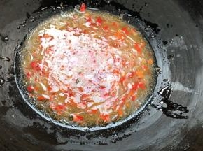 放入辣椒酱和香油，煮沸