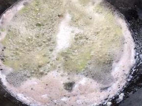 转小火煮5分钟左右至熟透