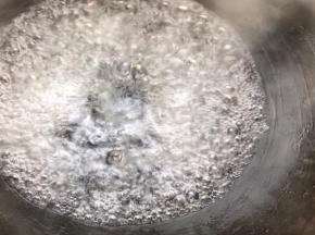 锅中烧少许开水