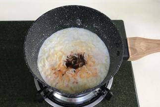 倒入纯牛奶煮30秒，加入火鸡面自带的酱料。