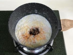 倒入纯牛奶煮30秒，加入火鸡面自带的酱料。