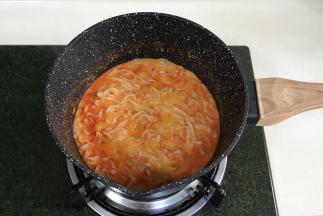 然后把酱料拌匀即可。