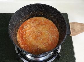 然后把酱料拌匀即可。