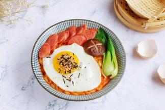 把面放入碗中，加入煎蛋、香肠、油菜和香菇即可食用。