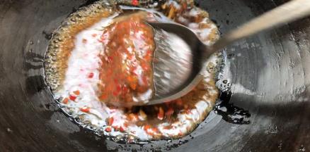 再淋入淀粉水勾芡