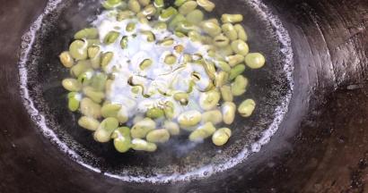 煮沸后倒入蚕豆，煮沸
