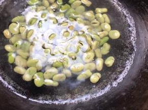 煮沸后倒入蚕豆，煮沸