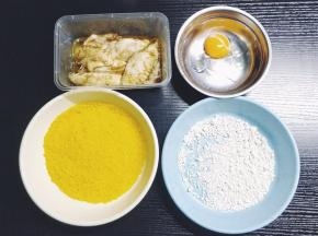 全部材料准备好：鸡翅洗干净用椒盐、蒜盐、料酒、鸡蛋腌30分钟；面包糠和生粉放在盆里