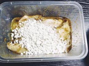 生粉倒入腌好的鸡翅里