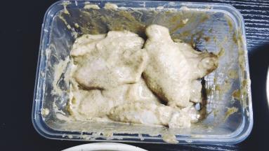 用手揉捏让鸡翅粘满粉