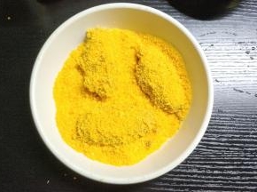 再放入面包糠里让鸡翅粘得满满的