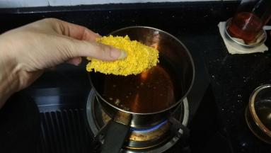 油温七成热时放入鸡翅