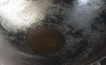 倒出锅中的热油，锅留底油