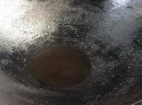 倒出锅中的热油，锅留底油