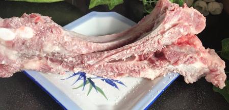 腌制好的排骨，均匀的涂抹一层干淀粉