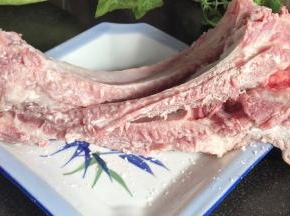 腌制好的排骨，均匀的涂抹一层干淀粉