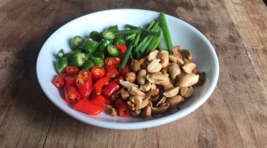 备好青红小米辣、葱段和花生碎