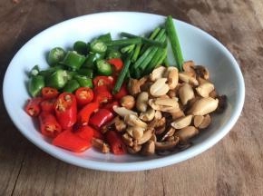 备好青红小米辣、葱段和花生碎