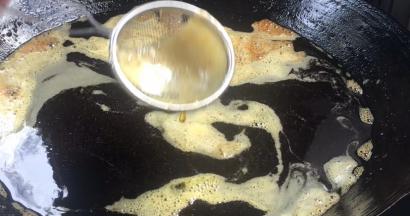 把油里面的渣质捞出，大火烧油至八成热