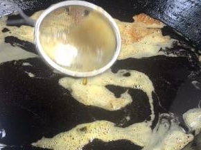 把油里面的渣质捞出，大火烧油至八成热