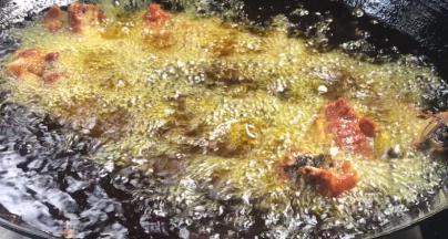 炸至表面金黄色，捞出沥油