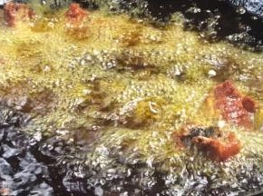 炸至表面金黄色，捞出沥油