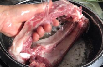 猪前排骨，洗净